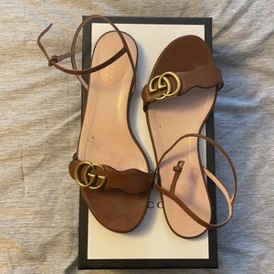 Gucci Marmont Leather Flat Sandal in Brown